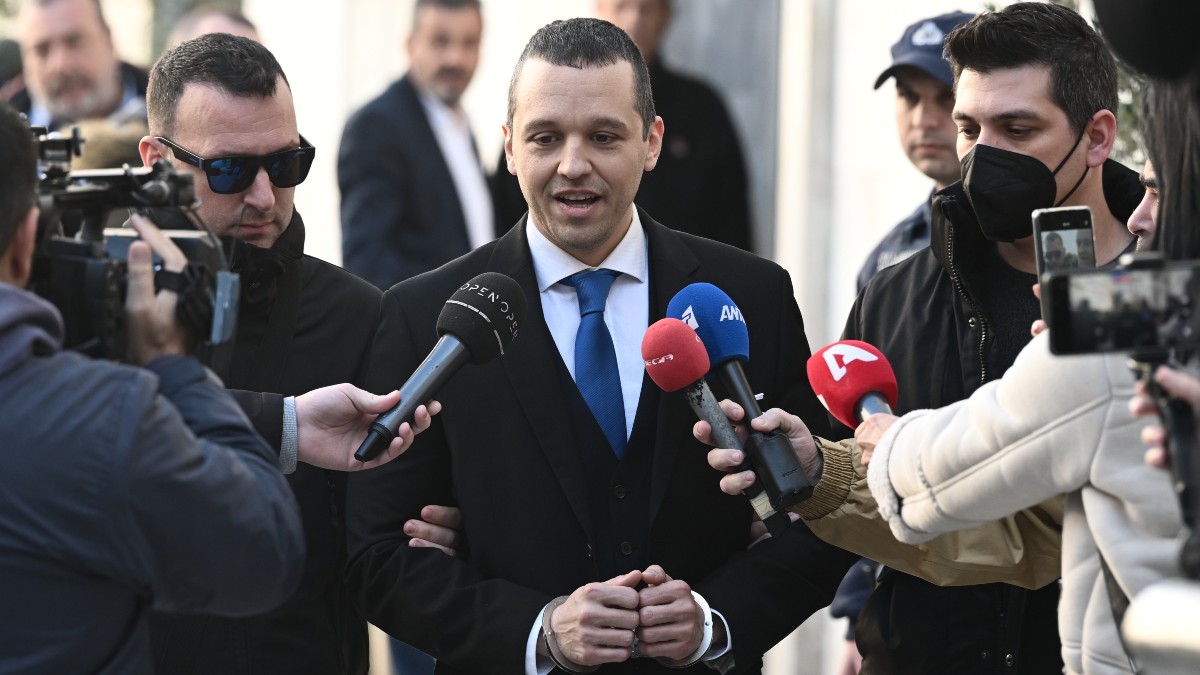 Ο Ηλίας Κασιδιάρης κάνει δηλώσεις στα τηλεοπτικά κανάλια