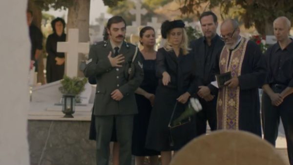 Η Παραλία 08/10 - Επεισόδιο 20 - Η κηδεία του δολοφονημένου - Η στιγμή που ο παπάς απαγγέλει την προσευχή