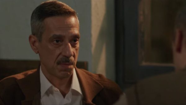 Η Παραλία - Φωτογραφία που δείχνει τον Γράντο να τσακώνεται με τον Διονύση