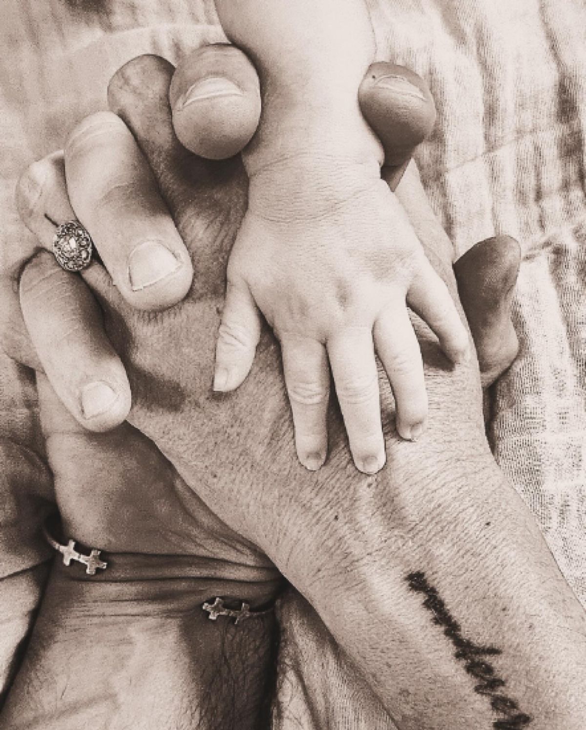 Φωτογραφία της Ήρας Κατσαντώνη με τον σύζυγό της και το παιδί τους