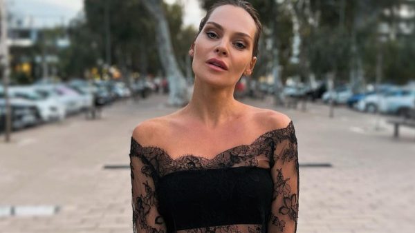 Η Υβόννη Μπόσνιακ με δαντελένιο Look σε έξοδο