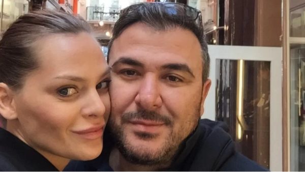 Ο Αντώνης Ρέμος, μαζί με την σύζυγό του, Υβόννη Μπόσνιακ