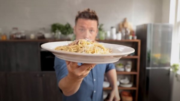 Η συνταγή του Jamie Oliver για καρμπονάρα