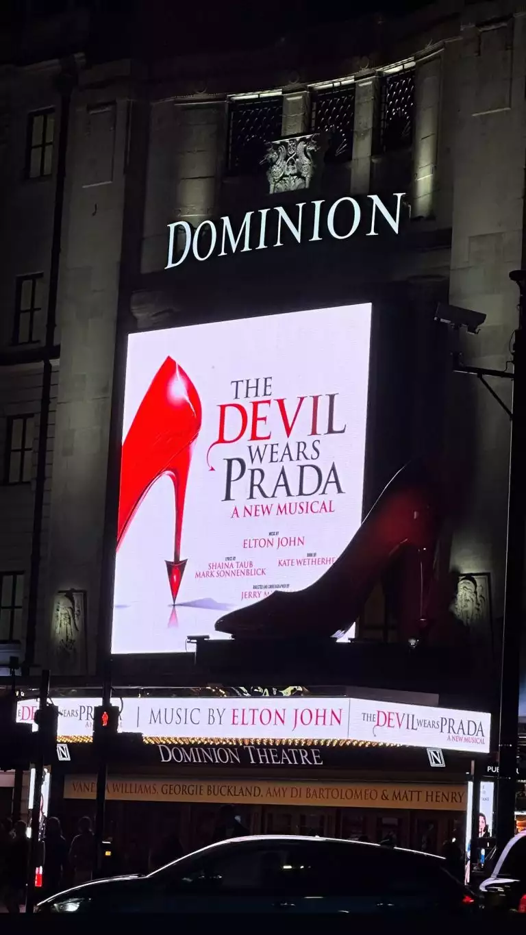 Ξέγνοιαστες στιγμές στο Λονδίνο για την Βίκυ Καγιά!