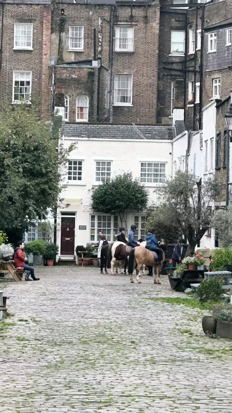 Ξέγνοιαστες στιγμές στο Λονδίνο για την Βίκυ Καγιά!