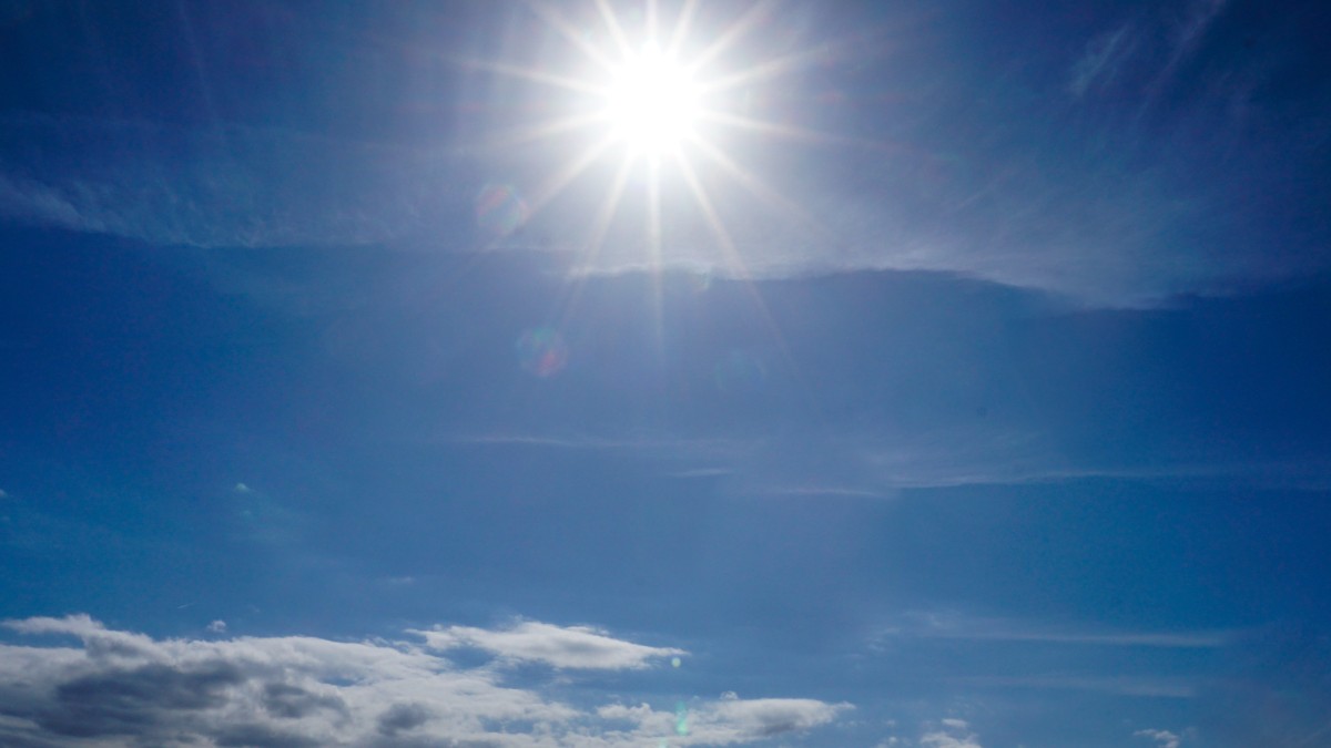 Ο ουρανός με ήλιο και σύννεφα