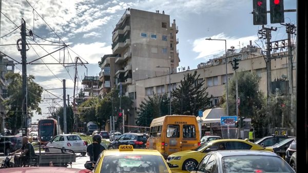 Το κέντρο της Αθήνας με τους δρόμους γεμάτους αμάξια