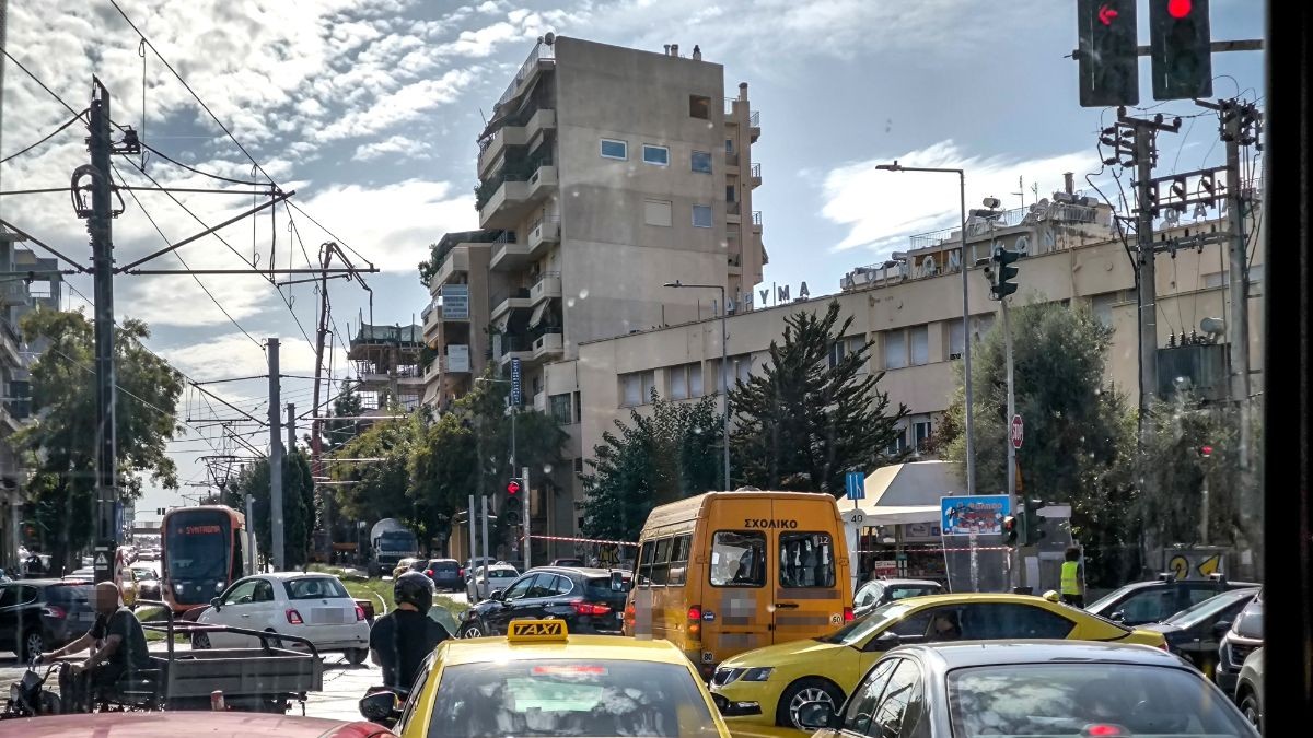 Το κέντρο της Αθήνας με τους δρόμους γεμάτους αμάξια