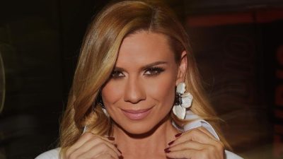 το outfit της κατερίνας καραβάτου με λευκό πουκάμισο