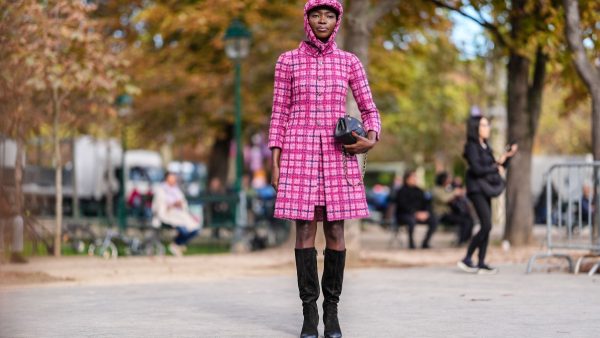 γυναίκα με καρό ροζ σύνολο
