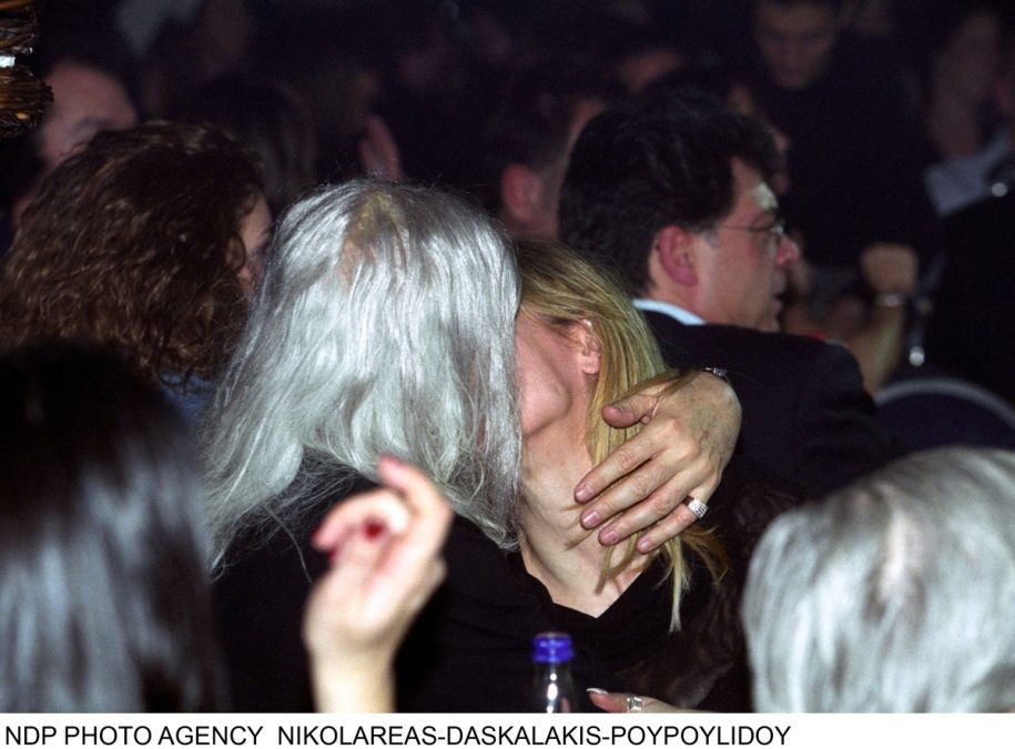 Το παθιασμένο φιλί του Νίκου Καρβέλα και της Ζέτας Δούκα το 2003