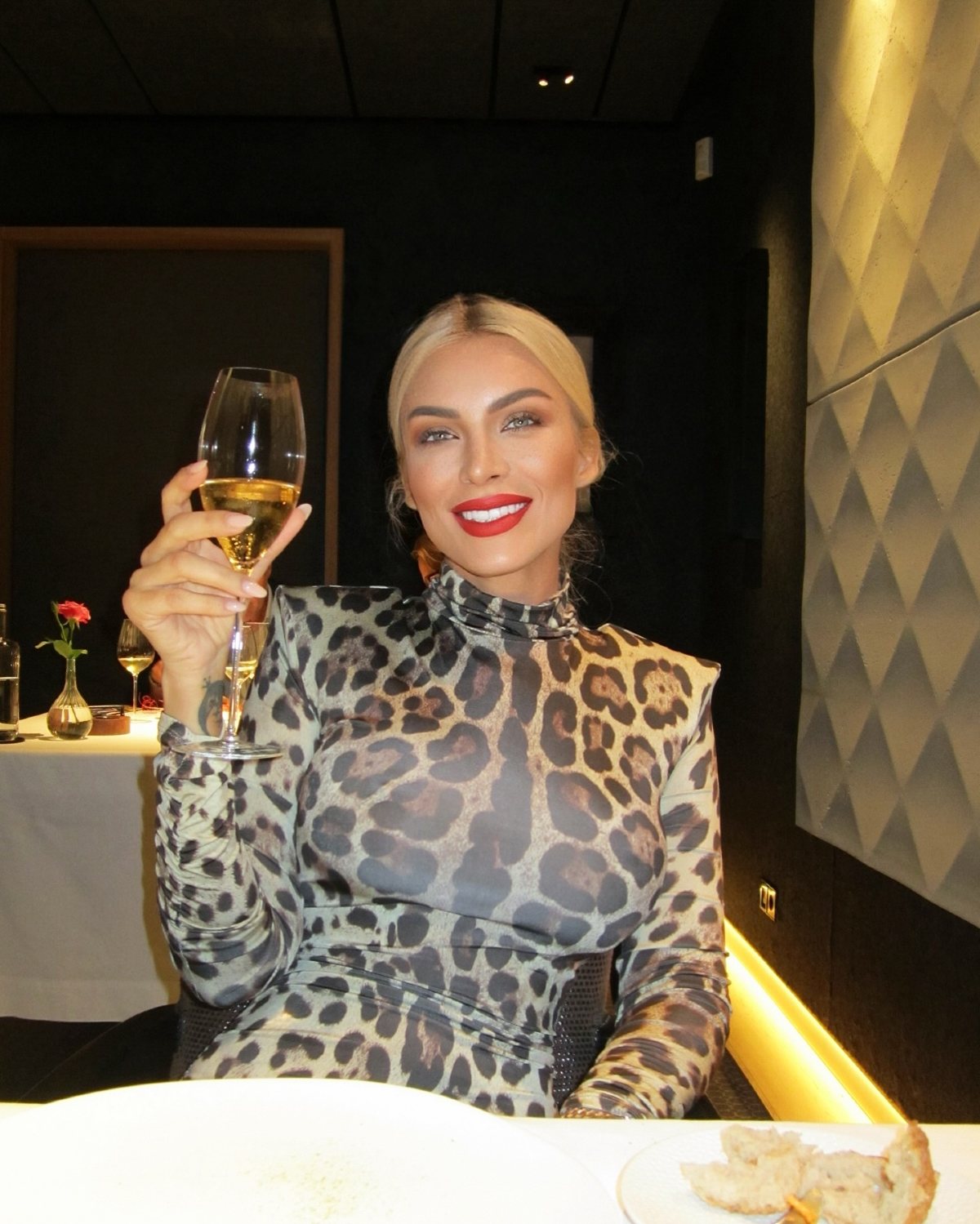 Η Κατερίνα Καινούργιου σε γνωστό εστιατόριο για φαγητό