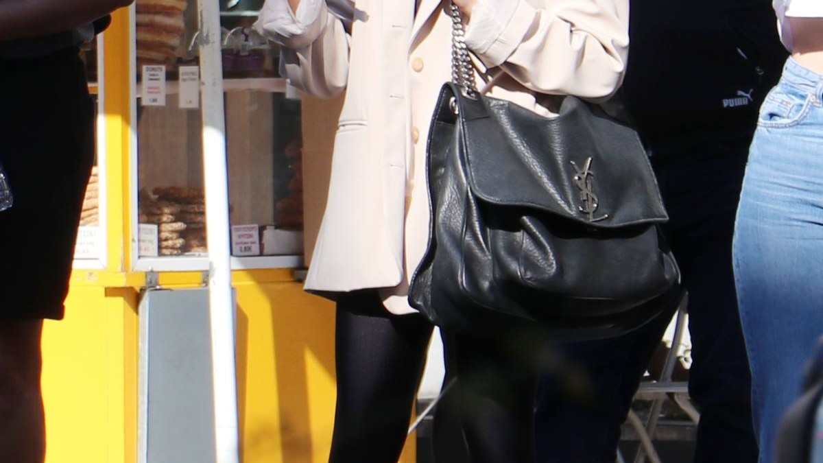 Η Κατερίνα Καινούργιου με τσάντα YSL