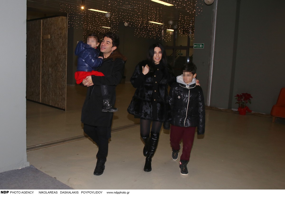 Η Κέλλυ Κελεκίδου με τον Νίκο Κουρκούλη και τα παιδιά τους