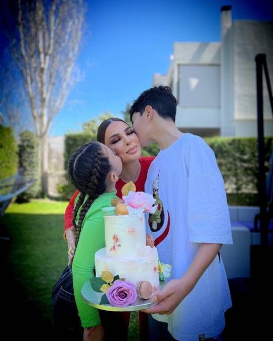 Η Κέλλυ Κελεκίδου με τα παιδιά της