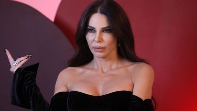 Η Κέλλυ κελεκίδου στη φωτογράφιση για το μαγαζί που θα εμφανίζεται