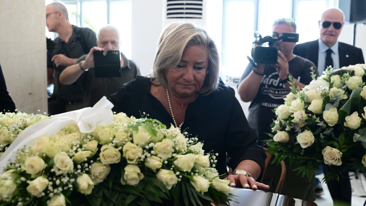 Η Λουκίλα Καρρέρ στο λαϊκό προσκύνημα για τον Μίμη Πλέσσα