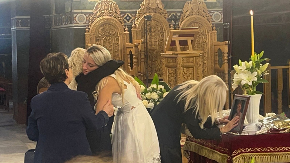 Η σύντροφος του Ιωνά Καρούση στην αγκαλιά των συγγενών του στην κηδεία του