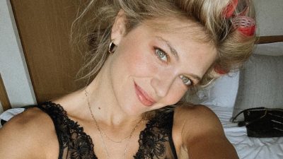 Η Κλέλια Ανδριολάτου με μπικουτί και μαύρο σουτιέν