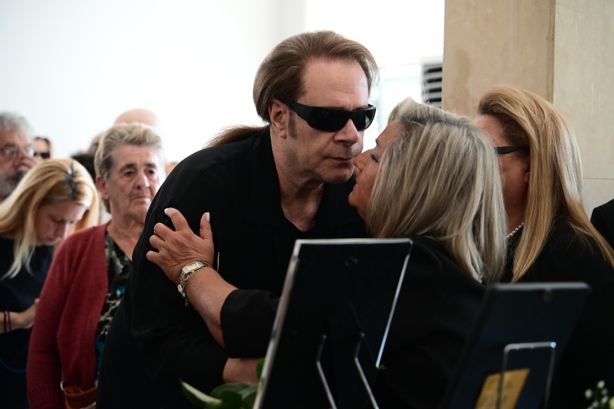 Ο Στέφανος Κορκολής μαζί με την Λουκίλα Καρρέρ στην κηδεία του Μίμη Πλέσσα