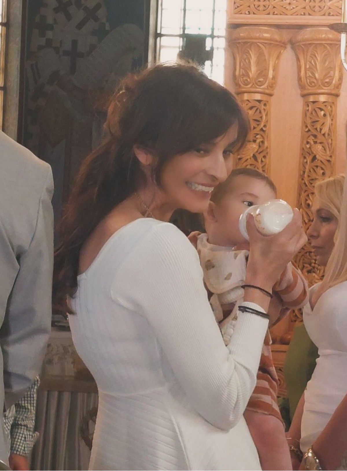 Η Αντιγόνη Κουλουκάκου ταϊζει τον γιο της στην βάφτισή του