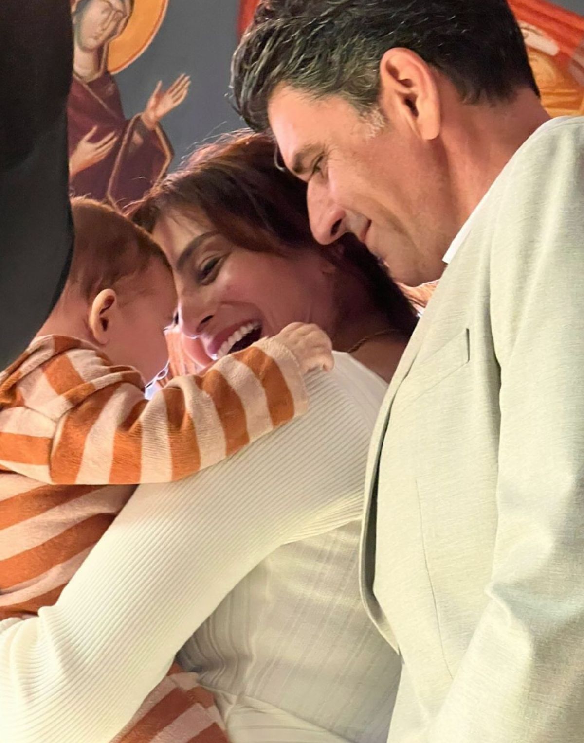 Η Αντιγόνη Κουλουκάκου και ο Νίκος Ράικος αγκαλιά με τον γιο τους στην βάφτισή του