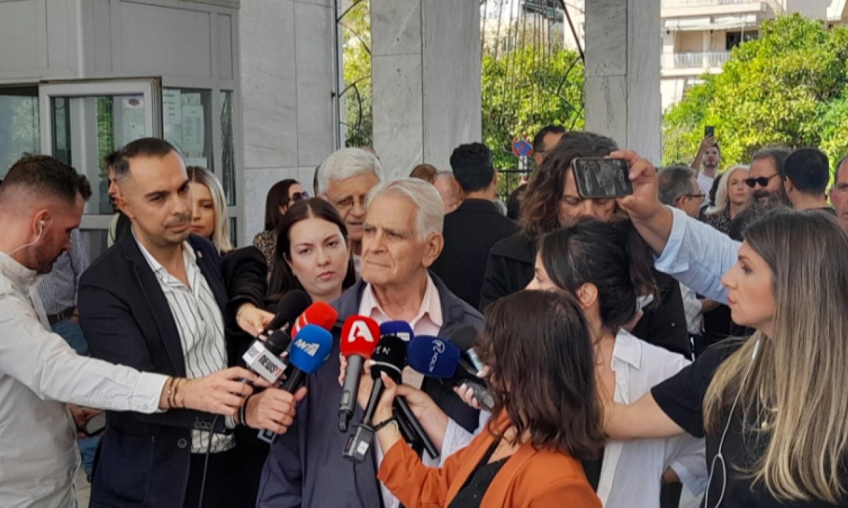 Ο Κώστας Πρέκας στην κηδεία του Μίμη Πλέσσα