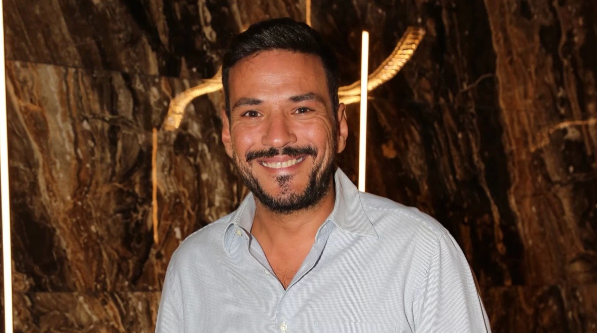 Ο Κώστας Τσουρός σε βραδινή του εμφάνιση