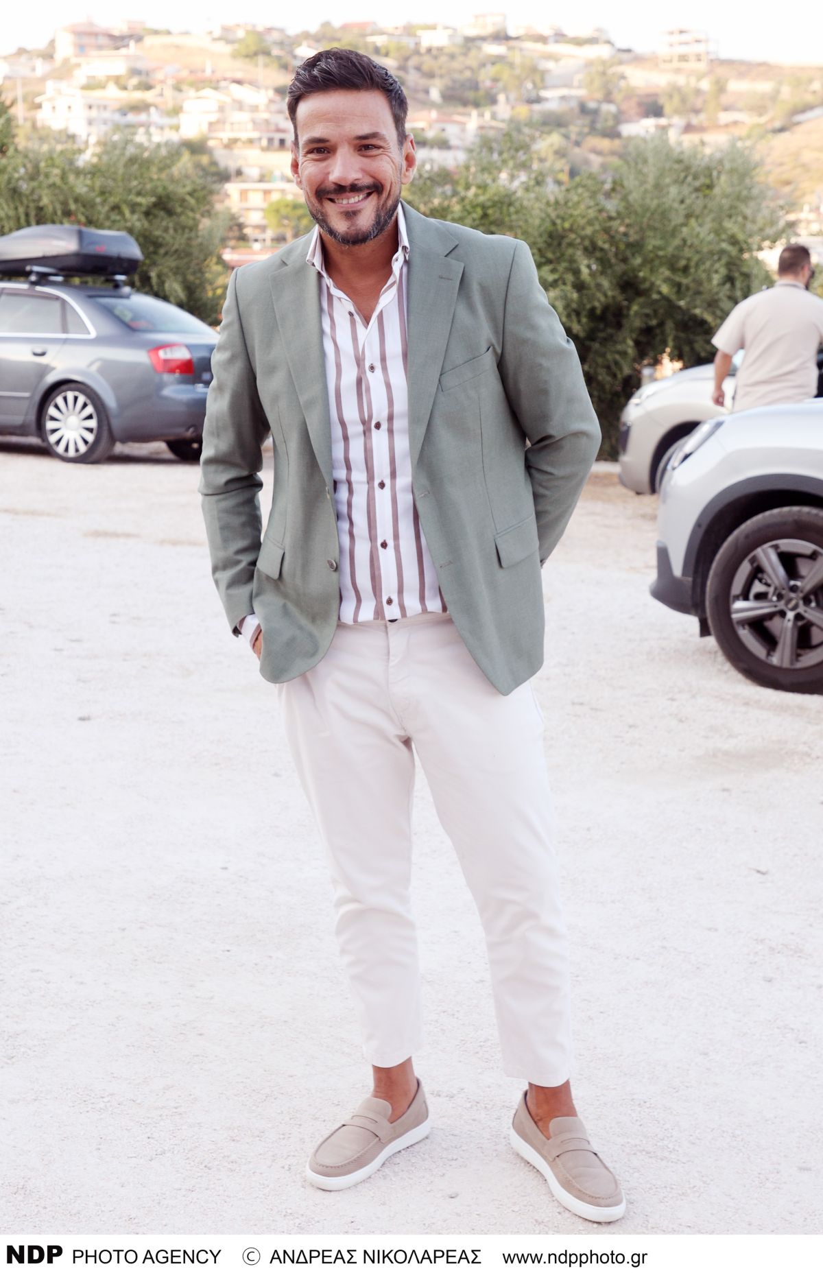 Ο Κώστας Τσουρός φωτογραφίζεται σε έξοδό του