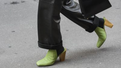 μαύρο δερμάτινο παντελόνι στο street style