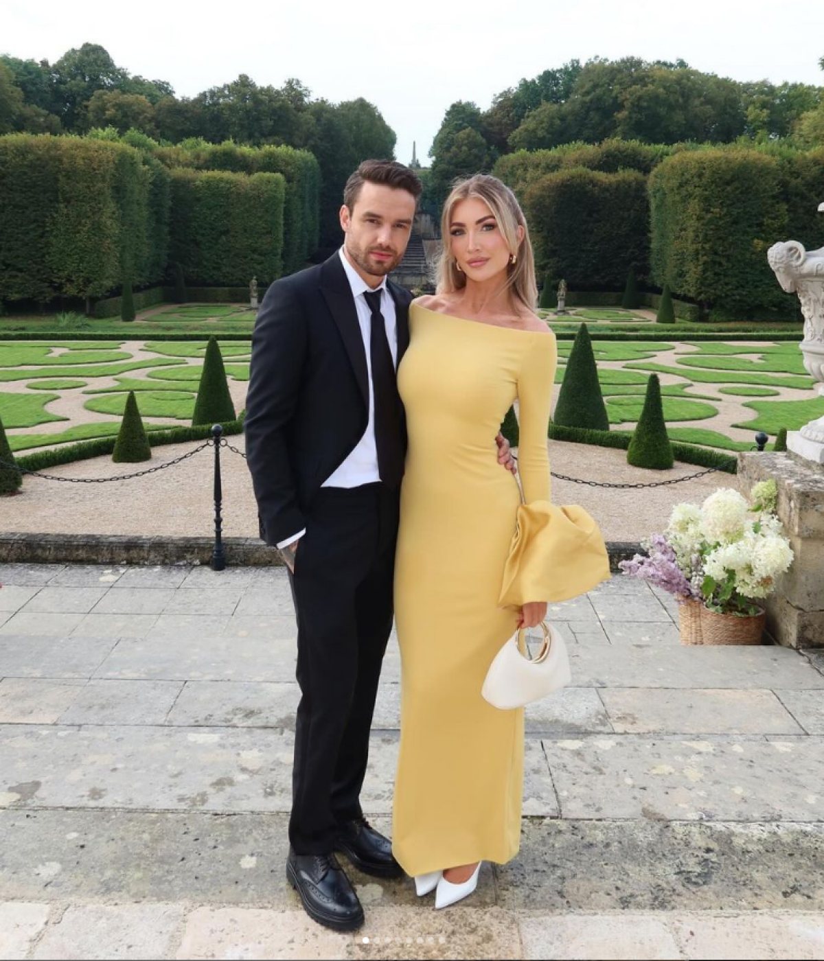 Ο Λίαμ Πέιν και η Κέιτ Κάσιντι αγκαλιά με φόντο την φύση