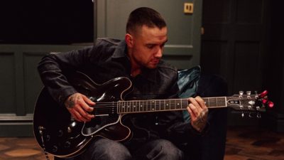 Ο Λίαμ Πέιν παίζει κιθάρα