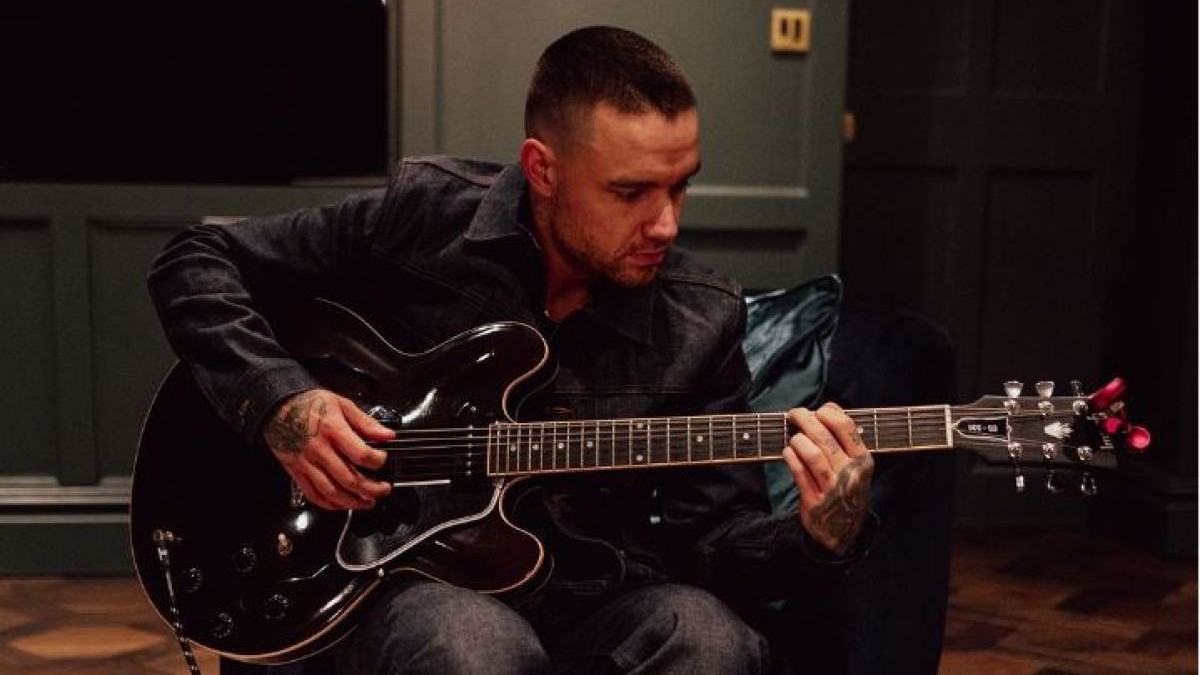 Η ανάρτηση του Λίαμ Πέιν που παίζει κιθάρα