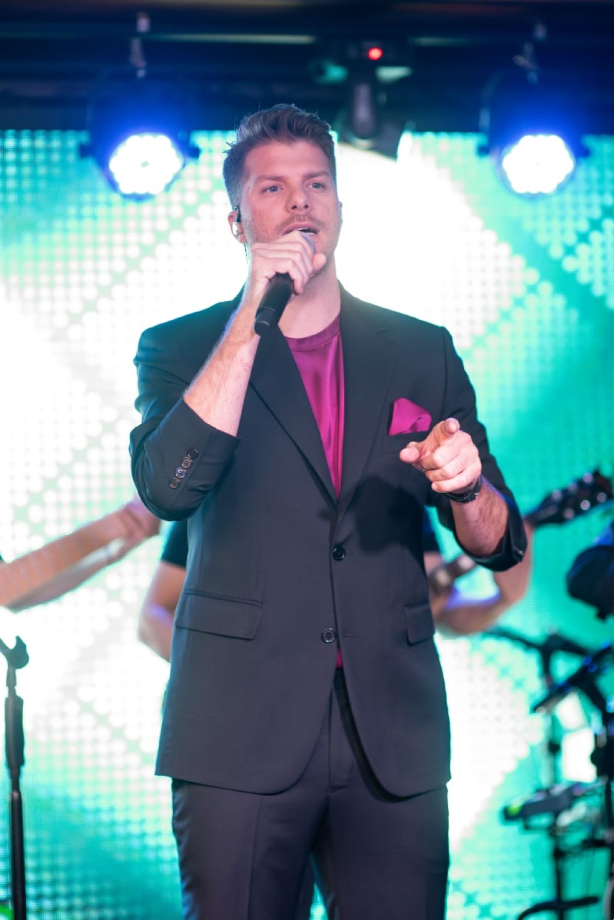 Ο Λούκας Γιώρκας ερμηνεύει μουσικές επιτυχίες