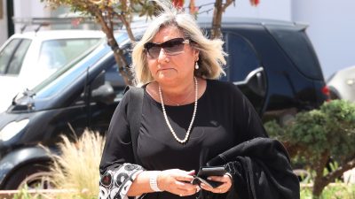 Παλιά φωτογραφία της Λουκίλας Καρρέρ ντυμένη στα μαύρα