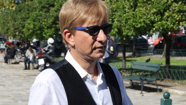 Ο Μάκης Δελαπόρτας στην κηδεία του Μίμη Πλέσσα