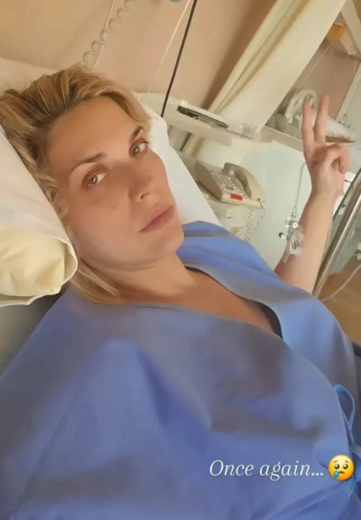 Η Μαντώ Γαστεράτου σε νοσοκομειακό κρεβάτι