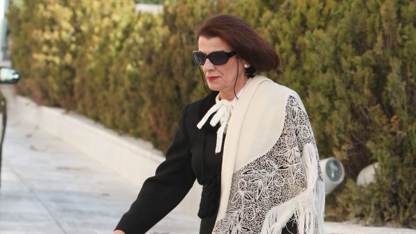 Η Μαρία Κανελλοπούλου περπατά στο δρόμο