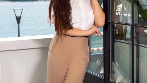 Η Μαρία Μπέη ποζάρει δίπλα στην θάλασσα