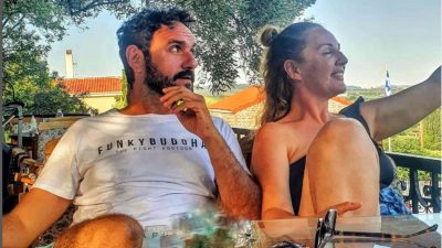 Ο Ηλίας Μελέτης με τη Θέμιδα Βουτσινά χαζέυουν τη θέα