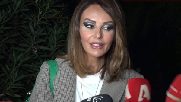 Η Μπέττυ Μαγγίρα μιλάει στην κάμερα του Breakfast at Star