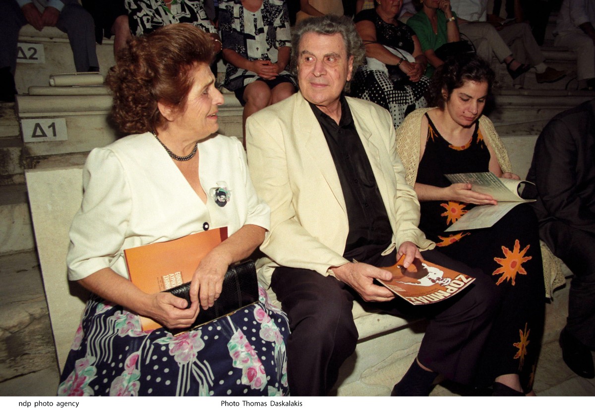 Ο Μίκης Θεοδωράκης με την γυναίκα του Μυρτω Αρτίνογλου.