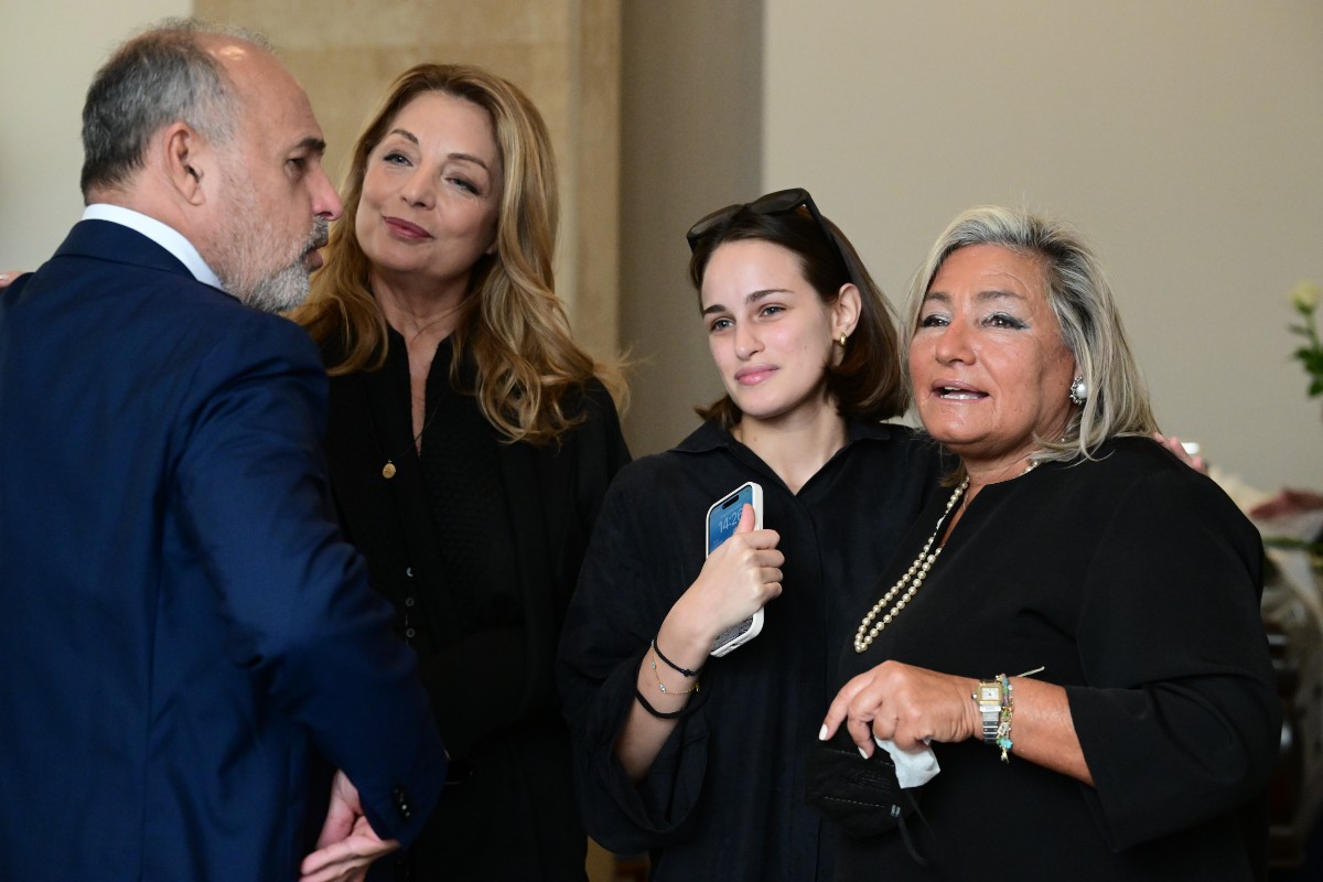 Η Άντζελα Γκερέκου και η Μαρία Βοσκοπούλου, μαζί με την Λουκίλα Καρρέρ, στην κηδεία του Μίμη Πλέσσα