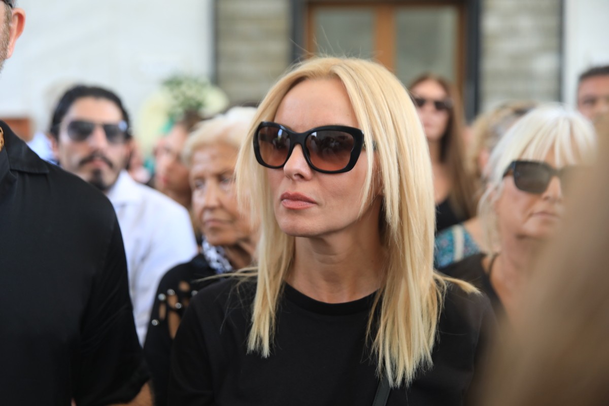 Η Πέγκυ Ζήνα στην κηδεία του Μίμη Πλέσσα