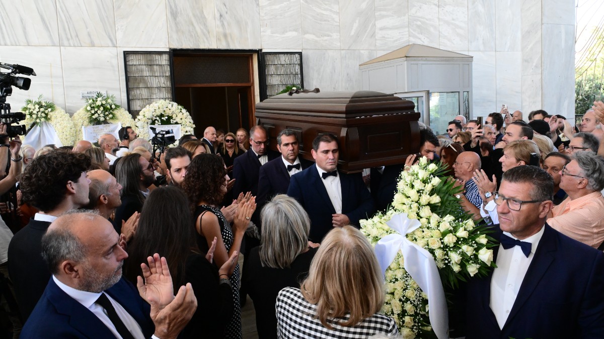 Η Εξόδιος Ακολουθία στην κηδεία του Μίμη Πλέσσα