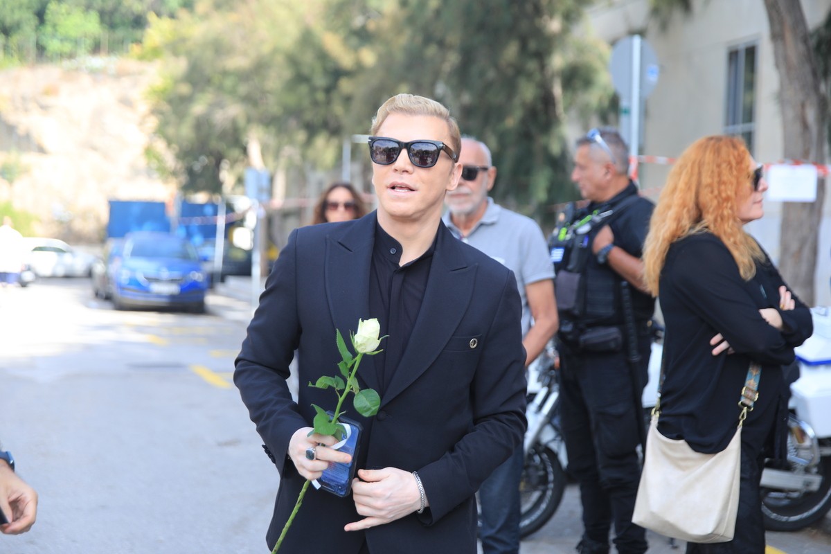 Ο Τάκης Ζαχαράτος στην κηδεία του Μίμη Πλέσσα