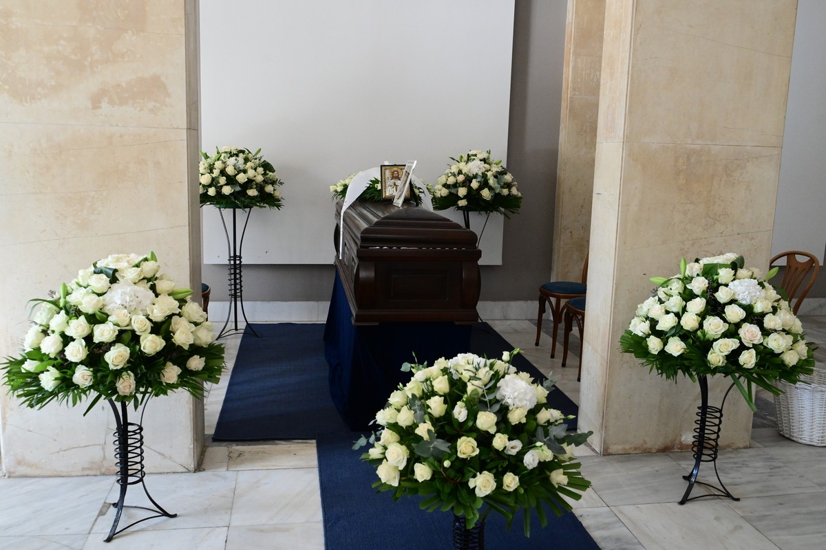 λαικο προσκυνημα για τον μιμη πλεσσα