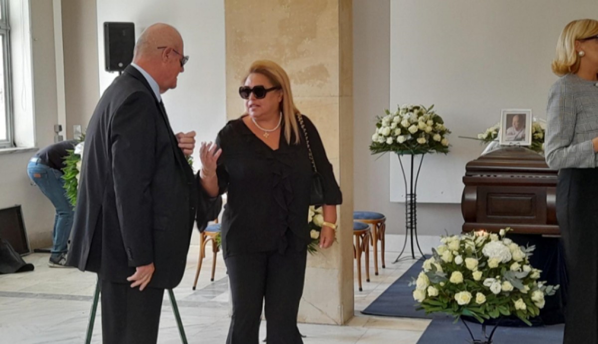 η ναλιτα καρρερ στην κηδεια του μιμη πλεσσα