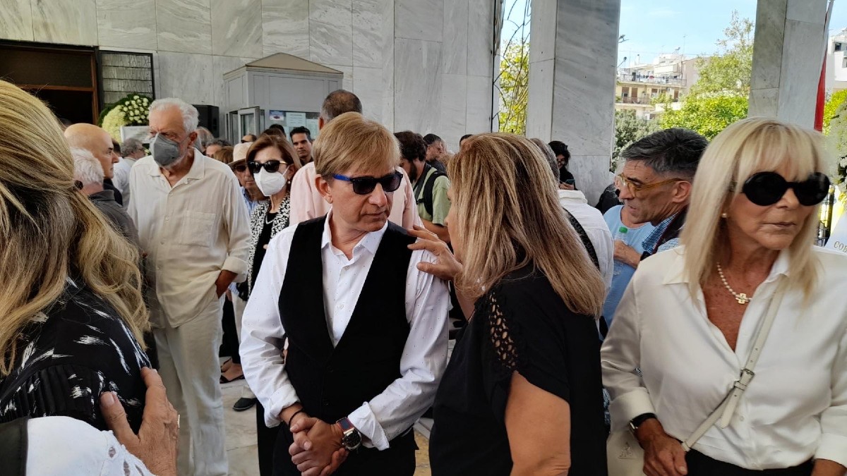 Ο Μάκης Δελαπόρτας και η Λουκίλα Καρρέρ στην κηδεία του Μίμη Πλέσσα