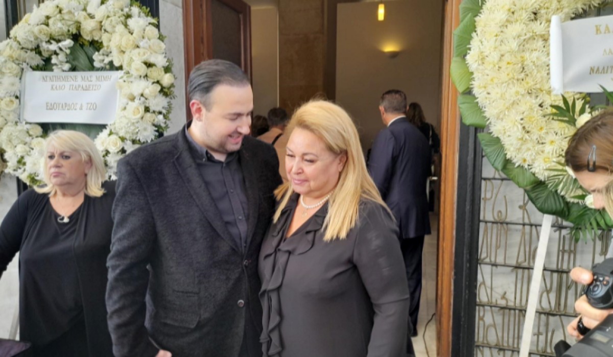 Ο Μαυρίκιος Μαυρικίου και η Λουκίλα Καρρέρ στην κηδεία του Μίμη Πλέσσα